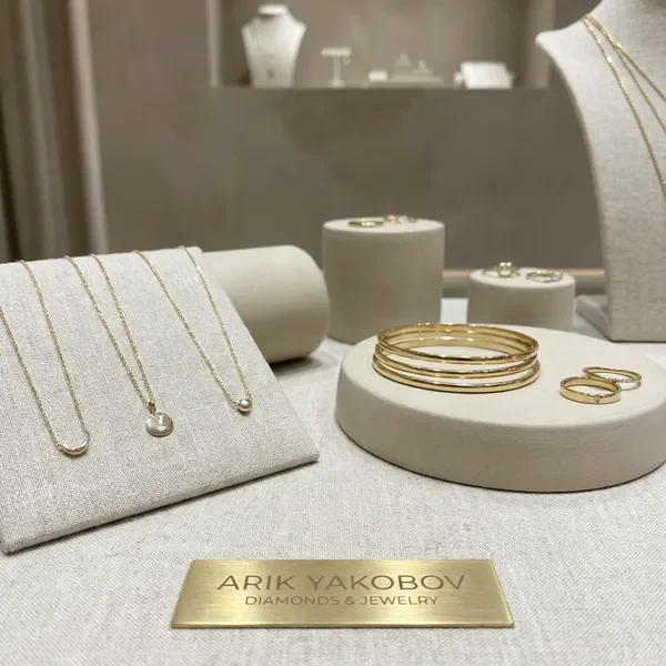 אוסף תכשיטי זהב אלגנטיים ליום יום כולל שרשראות, צמידים וטבעות